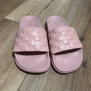 Light pink finnie logo Michael Kors slides